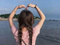 微信头像女生背影侧面,女生背影与侧面完美融合，展现独特气质风采”