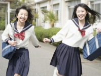 少女穿初中学生服,初中学生服时尚穿搭指南